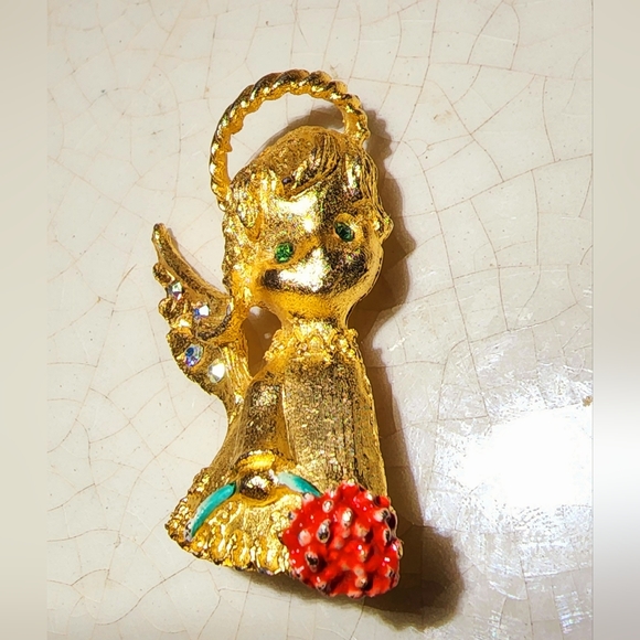 MYU gold angel with emerald colored eyes holding a daisy - Picture 3 of 7